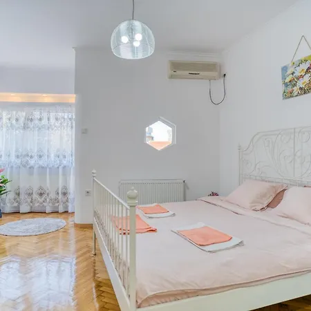 Suvenir Chic - Fusion Of Modern Elegance & Harmony Apartment