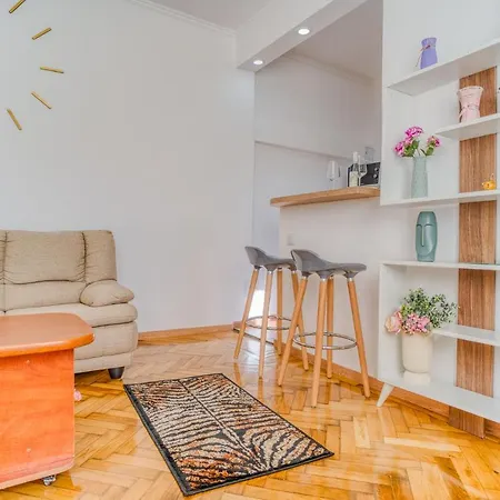 Apartment Suvenir Chic - Fusion Of Modern Elegance & Harmony