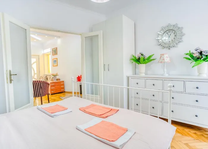 Apartment Suvenir Chic - Fusion Of Modern Elegance & Harmony