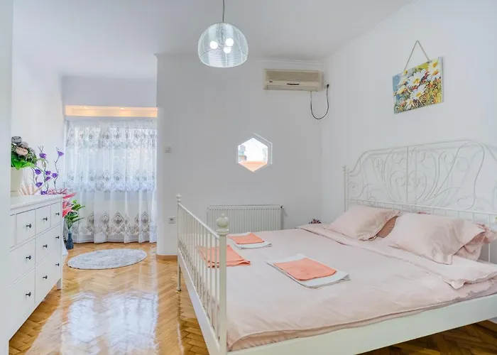 Suvenir Chic - Fusion Of Modern Elegance & Harmony Apartment