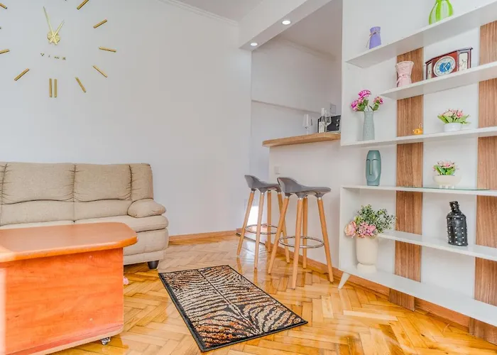 Apartamento Suvenir Chic - Fusion Of Modern Elegance & Harmony